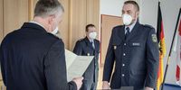 Foto: Bundespolizei / Der Moment für Michael Goldbrunner, als er die Ernennungsurkunde zum Polizeikommissar erhält.