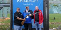 Foto: DSB / So war es 2025: Der glückliche Sieger Thomas König mit Ralf Müller von der Firma Krieghoff (links) sowie Werner Diener, Präsident des Freundeskreis Wurfscheibe. 