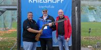 Foto: DSB / Der glückliche Sieger Thomas König mit Ralf Müller von der Firma Krieghoff (links) sowie Werner Diener, Präsident des Freundeskreis Wurfscheibe.