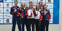 Foto: DSB / Max Braun und Larissa Weindorf (Mitte) heißen die neuen Mixed-Weltmeister im KK Liegend und strahlen mit den US-amerikanischen Teams auf dem Podium.
