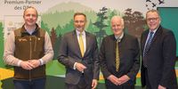 Foto: Recklinghausen/DJV / (v.l.) Olaf Niestroj (Geschäftsführer DJV), Christian Lindner (FDP-Bundesvorsitzender), Dr. Volker Böhning (Präsident DJV) und Jörg Brokamp (Geschäftsführer DSB) sind sich einig: Zuerst muss das Waffengesetz evaluiert werden – gemeinsam mit Jagd- und Schützenverbänden.