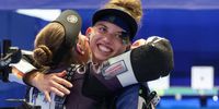 Foto: ESC / Jubel bei Xenia Mund und Finja Rentmeister (rechts) über die nächsten Team-Medaillen für die Gewehr-Juniorinnen.