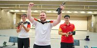 Foto: ISSF / Strahlender Sieger nach elfjähriger Wartezeit: Oliver Geis gewann in Hangzhou vor Teamkollege Emanuel Müller und dem Chinesen Shiyu He.