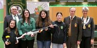 Foto: HSV / Philia Fröhlich (KKSV Wabern), HSV-Jugendleiter Stefan Rinke, Susanne Fröhlich (2. Vorsitzende KKSV Wabern), Lea Mardorf (KKSV Wabern), Lara Böer(KKSV Wabern), DSB-Präsident Hans-Heinrich von Schönfels und Tanja Frank, HSV-Präsidentin.