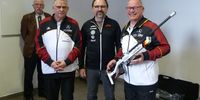 Foto: TSB / Ralf Roth (rechts) und Lutz Donath (links) von der SG Neustadt/Orla bekamen von Marco Krannich, TSB-Vizepräsident Sport, ein LG 400 von der Carl Walther GmbH überreicht.