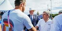 Foto: World Archery / Tom Dielen (mit Hut), Generalsekretär der World Archery, hier mit IOC-Präsident Thomas Bach und Florian Unruh während der Olympischen Spiele in Paris wird beim Schützentag in Schwäbisch Gmünd zu Gast sein.