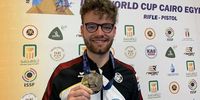 Foto: DSB / Strahlt mit der Silbermedaille um die Wette: Maximilian Ulbrich in Kairo.