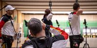 Foto: Anne John / Bundestrainer Holger Hertkorn schaute bei Teil eins der EM-Qualifikation seiner Compound-Athleten genau hin.
