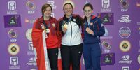 Foto: Harald Strier / Weltmeisterin Jolyn Beer, flankiert von Sarina Hitz (SUI) und Mary Tucker (USA).