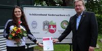 Foto: NSSV / Vanessa Seeger wurde von NSSV-Geschäftsführer Ulrich Nordmann die Urkunde überreicht.