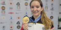Foto: Monika Karsch / Steht ihr gut! Doreen Vennekamp mit der Goldmedaille für den Weltcupsieg in Kairo.
