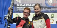 Foto: DSB / Benedikt Ascher gewann Einzel-Silber und Team-Gold und freute sich mit Bundestrainerin Claudia Kulla.