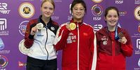 Foto: DSB / Nele Stark mit WM-Silber neben der Weltmeisterin Min Hou (CHN) und Gina Gyger (SUI).