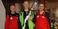 Foto: NDSB / v.l. Andreas Seibt, Stephan Dohm und Markus Lais mit dem von der Carl Walther GmbH gestifteten LG 400 aus der Kampagne #Jugendtrifft