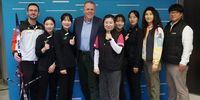 Foto: DSB / Jack Lee (rechts) und Jinie Lee (5.v.r.) von Win&Win freuen sich mit DSB-Bundesgeschäftsführer Jörg Brokamp, Freddy Siebert, Bundestrainer Nachwuchs, und dem koreanischen Bogennachwuchs über die zukünftige Kooperation.