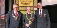 Foto: DSB / Die drei Gastgeber des 64. Deutschen Schützentages in Schwäbisch Gmünd: Richard Arnold, OB von Schwäbisch Gmünd, DSB-Präsident Hans-Heinrich von Schönfels und Reinhard Mangold, Präsident des Württembergischen Schützenverbandes.
