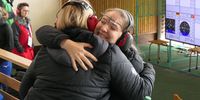 Foto: DSB / Doreen Vennekamp herzt Bundestrainerin Claudia Verdicchio-Krause nach dem gelungenen Auftakt in die EM.