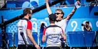 Foto: World Archery / In Paris jubelte Bundestrainer Oliver Haidn mit Florian Unruh und Michelle Kroppen über den Gewinn der Silbermedaille im Mixed.