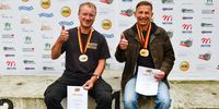 Foto: Eckhard Frerichs / Daumen hoch für Armin Eichele (links) und Thomas Beier zu ihren Siegen bei der DM Ordonnanz in Hannover.