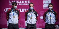 Foto: World Archery / Mit Goldmedaille und Maske: Johannes Maier, Florian Unruh und Maximilian Weckmüller.