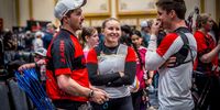 Foto: World Archery / Katharina Bauer und Jonathan Vetter im Gespräch mit US-Superstar und Sieger Brady Ellison.