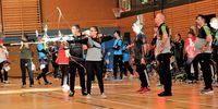 Foto: Siegfried Nickel / Der SV Querum mit Johanna Heinzel und den beobachtenden Florian Floto und Thomas Hasenfuß ist erster Tabellenführer der Nordliga.