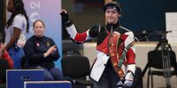 Foto: Nathalie Gallois / Natascha Hiltrop, zweifache Paralympics-Siegerin von Paris 2024, grüßt ins Publikum.