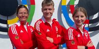 Foto: DSB / Das Pistolenteam beim European Youth Olympic Festival in Skopje: Bundestrainerin Jördis Grabe, Theodor Findeisen und Charlotte Laube.