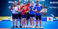 Foto: World Archery / Katharina Raab & Paolo Kunsch freuen sich neben dem siegreichen US-Duo und den drittplatzierten Esten über ihre Silbermedaille im Compound-Mixed.