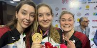 Foto: DSB / Doreen Vennekamp mit Goldmedaille, Teamkollegin Carina Wimmer (rechts) und Physiotherapeutin Victoria Nolte.