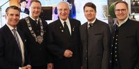 Foto: BSSB / Christian Kühn, 1. Schützenmeister des BSSB (2.v.l.), begrüßte hochkarätige Gäste. U.a. den bayerischen Innenminister Joachim Herrmann (Mitte).