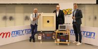 Foto: DSB / Meyton-Marketing- und Vertriebsleiter Murat Taskiner, DSB-Bundesgeschäftsführer Jörg Brokamp und Bundesstützpunktleiter Andreas Friedrich mt der elektronische Meyton-Anlage mit dazugehörigem BallMan Munitions- und Waffentestsystem.