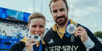 Foto: Team Deutschland / Silber schmeckt gut und sieht gut aus: Michelle Kroppen und Florian Unruh mit dem begehrten olympischen Edelmetall.