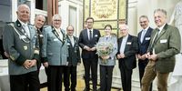 Foto: Marco Urban / Auf dem parlamentarischen Abend kamen Politiker, Jäger und Sportschützen zusammen, u.a. DSB-Präsident Hans-Heinrich von Schönfels (2.v.l.), MdB Florian Müller, Nele Wißmer und DJV-Präsident Helmut Dammann-Tamke (ganz rechts).