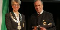 Foto: Lutz Berger / DSB-Präsident Hans-Heinrich von Schönfels überreichte HSV-Präsidentin Tanja Frank eine Luftpistole im Rahmen der Nachwuchs-Kampagne "Jugend trifft".