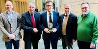 Foto: DSB / (v.l.): Olaf Niestroj, Jörg Brokamp, Hans-Heinrich von Schönfels und Walter Wolpert trafen sich mit Florian Müller (Mitte), dem Vorsitzenden des Parlamentskreises Schützenwesen.