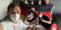 Foto: DSB / Jubel-Selfie mit dem ganzen Team: Andreas Löw (sitzend auf dem Bett) freut sich mit seinen Teamkollegen über den Quotenplatz.
