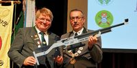 Foto: BSB / DSB-Vizepräsident Gerd Hamm (links) überreichte BSB-Präsident Dr. Gert-Dieter Andreas symbolisch eine Luftgewehr-Attrappe von der Kampagne "Jugend trifft".