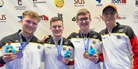 Foto: DSB / 2025 freute sich Bundestrainer Detlef Glenz mit seinen Schnellfeuer-Junioren Arne Schallus, Fiete Kühn und Colin Hilk (v.l.) über Team-Bronze bei der EM.