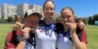 Foto: DSB / Auch Silber schmeckt: Michelle Kroppen, Lisa Unruh und Charline Schwarz mit EM-Silber.