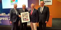 Foto: DSB / DSB-Präsident Hans-Heinrich von Schönfels und Jörg Brokamp überreichten dem ausgeschiedenen WAE-Präsidenten Mario Scarzella eine Collage und gratulierten dem neuen WAE-Präsidenten Hakan Cakiroglu (ganz rechts) zur Wahl.