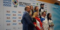 Foto: DSB / Der Weltcup in München ist international hoch angesehen und besetzt, wie hier das Foto der letztjährigen Siegerehrung Sportpistole mit ISSF-Präsident Luciano Rossi und Athleten und Trainern aus Deutschland, Frankreich und Südkorea zeigt.