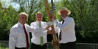 Foto: DSB / Hans-Heinrich von Schönfels, Richard Arnold und Reinhard Mangold samt Silberlinde und provisorischer Plakette.