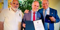 Foto: DSB / DSB-Präsident Hans-Heinrich von Schönfels erhielt von ISSF-Präsident Luciano Rossi (rechts) die ISSF-Präsidentenmedaille in Gold, ISSF-Generalsekretär Alessandro Nicotra di San Giacomo (links) freut sich mit.
