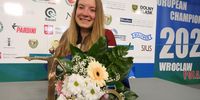 Foto: DSB / Die Königin mit der Sportpistole: Europameisterin Doreen Vennekamp mit Trophäe für den Quotenplatz, Blumen und Goldmedaille.
