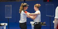 Foto: ESC / Zwei, die sich gut kennen und verstehen: Silbermedaillengewinnerin Doreen Vennekamp gratuliert Camille Jedrzejewski zu Gold mit der Sportpistole.