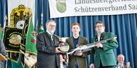 Foto: SVS / Der Schützenverein Wilhelm Tell Reidelbach e.V. erhält im Rahmen der Kampagne #Jugendtrifft Gewehr und Munition von Walter Wolpert, DSB-Vizepräsident Recht.