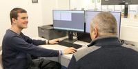 Foto: DSB / Max Ohlenburger im Regieraum der Drucklufthalle mit Bundesstützpunkttrainer Manfred Gohres.