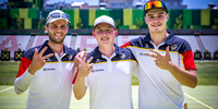 Foto: World Archery / Paolo Kunsch, Noah Nuber und Simon Moritz zeigen es an: Rang drei beim Weltcup in Madrid mit dem Compound-Team.