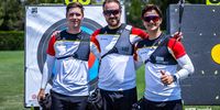 Foto: World Archery / Freude und Stolz über das Erreichen des Goldfinals: Jonathan Vetter, Florian Unruh und Moritz Wieser (v.l.).